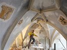 Stanislav Skupa opravuje praskliny v omítce klenby v kostele v Žumberku na