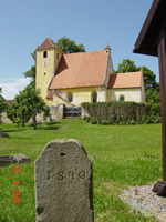 Kirche mit dem alten Friedhof